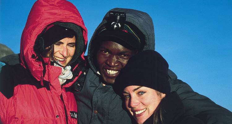 Eine Gruppe von Freunden in Winterkleidung lächelt.