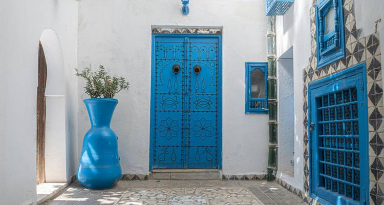 Une porte bleue éclatante aux motifs complexes.