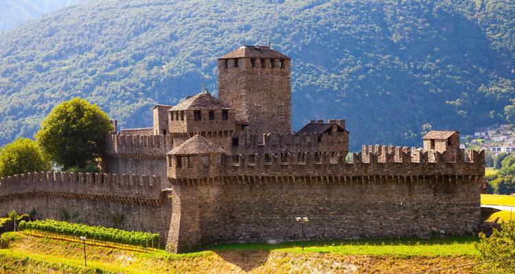 Fortaleza medieval de piedra Castelgrande dominando la ladera en Bellinzona