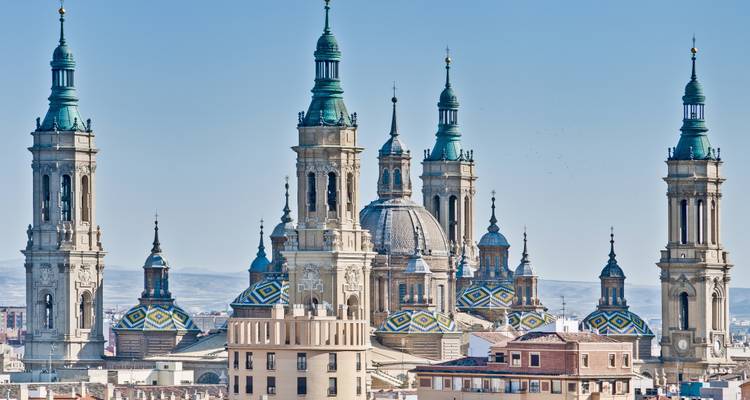 Majestuosa catedral con tejas coloridas en el techo en un paisaje urbano.