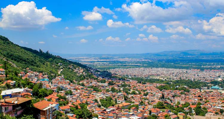 Luchtfoto van Bursa, Turkije, met bergen op de achtergrond.