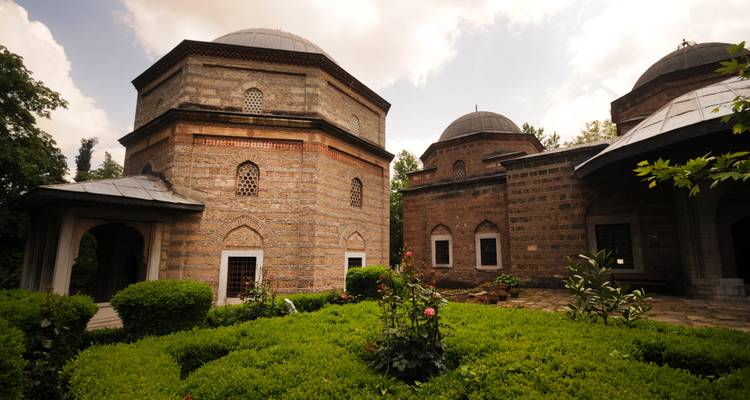 Gebäude im osmanischen Stil mit Garten, Bursa, Türkei.