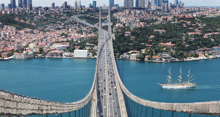 Bosphorus suspension bridge carrying busy traffic over turquoise water toward Istanbul’s skyline.