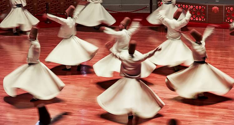 Wirbelnde Derwische, die einen Sufi-Tanz in fließenden weißen Gewändern aufführen