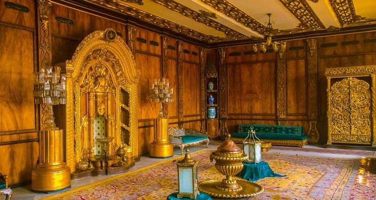 Interior lujoso con decoración dorada y muebles ornamentados.