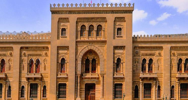 Edificio histórico con arquitectura intrincada.