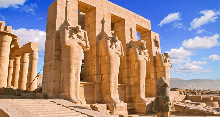 Estatuas antiguas en la entrada de un gran templo.