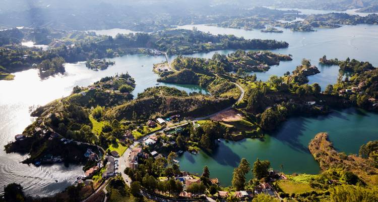 Vue panoramique des lacs et du paysage verdoyant sous un ciel lumineux.