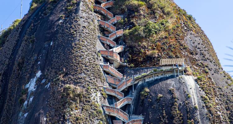 Formation rocheuse avec un escalier en zigzag menant au sommet.
