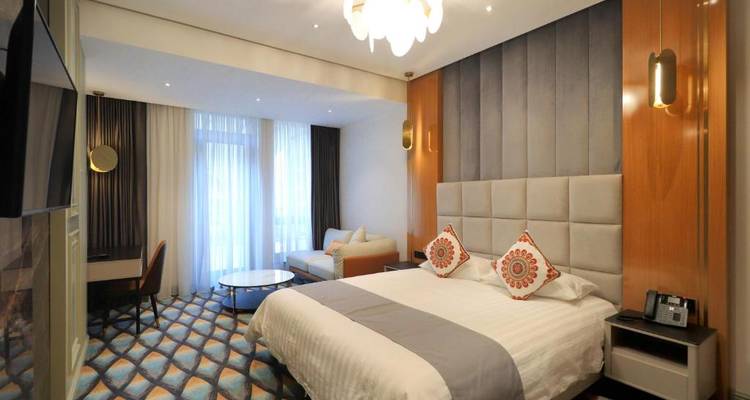 Ein luxuriöses Hotelzimmer mit einem großen Bett und moderner Einrichtung.