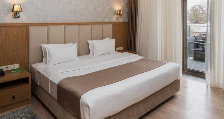 Die Lobby eines Hotels mit einer Rezeption und Leuten beim Einchecken.