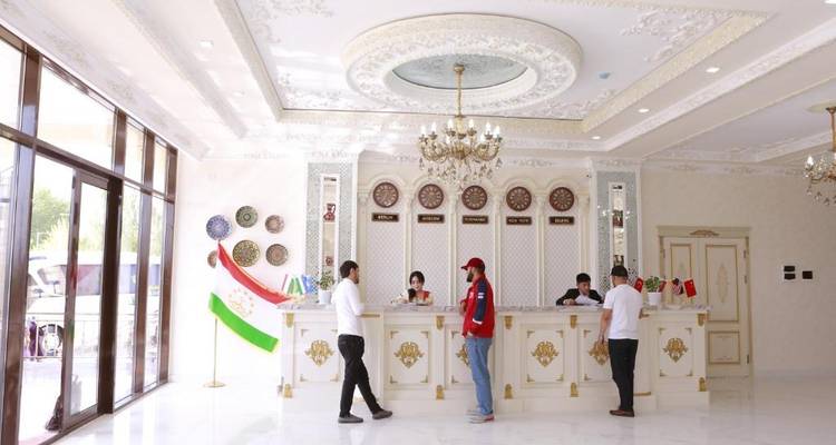 Ein luxuriöser Hotelempfangsbereich mit Kronleuchtern und einer hohen Decke.