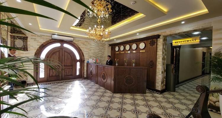 Ein kulturelles Hotelinterieur mit Holzdekoration und einer Rezeption.