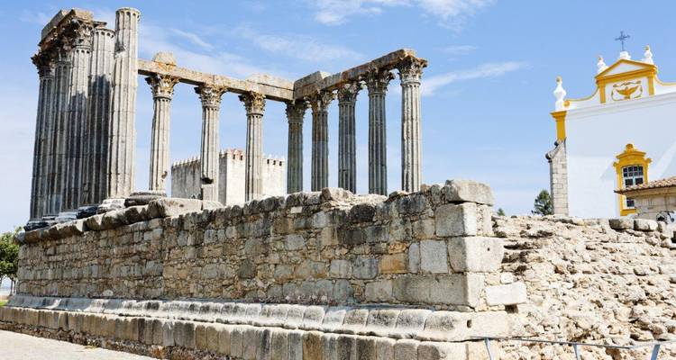 Ruinen des römischen Diana-Tempels mit hohen Granitsäulen vor blauem Himmel in Évora.
