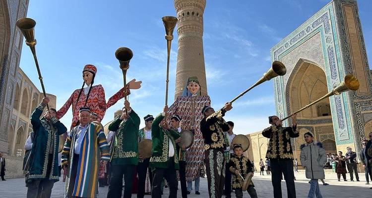 Un groupe de personnes en tenue traditionnelle ouzbèke avec des instruments de musique