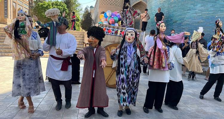 Un spectacle de marionnettes ouzbèke traditionnel dans la rue