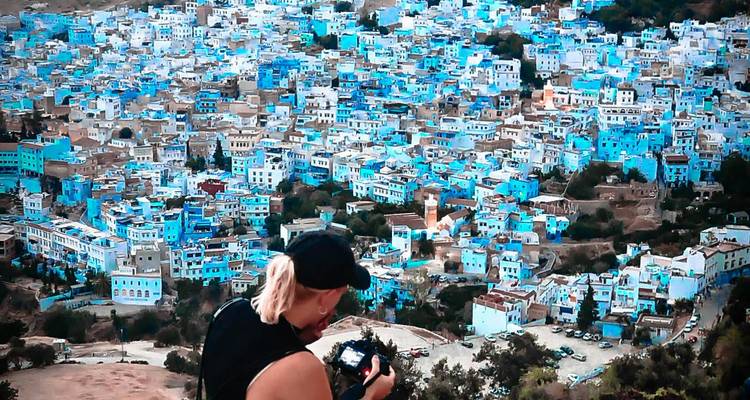 Mujer fotografiando la ciudad azul de Chefchaouen.