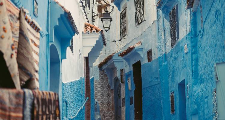 Callejones azules estrechos en Chefchaouen.