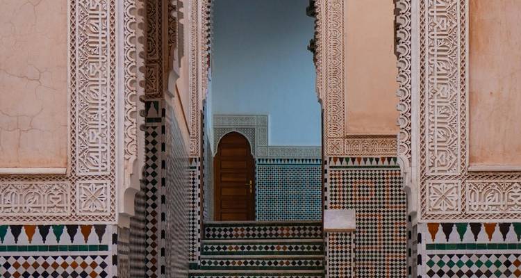 Interior decorativo de mosaico con arcos.