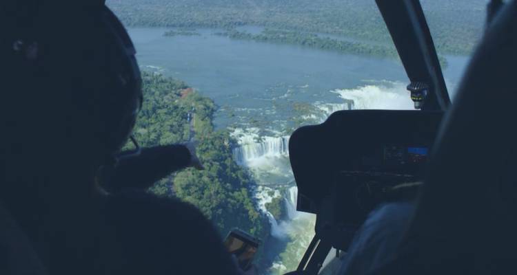 Vista de las Cataratas del Iguazú desde el interior de un helicóptero.