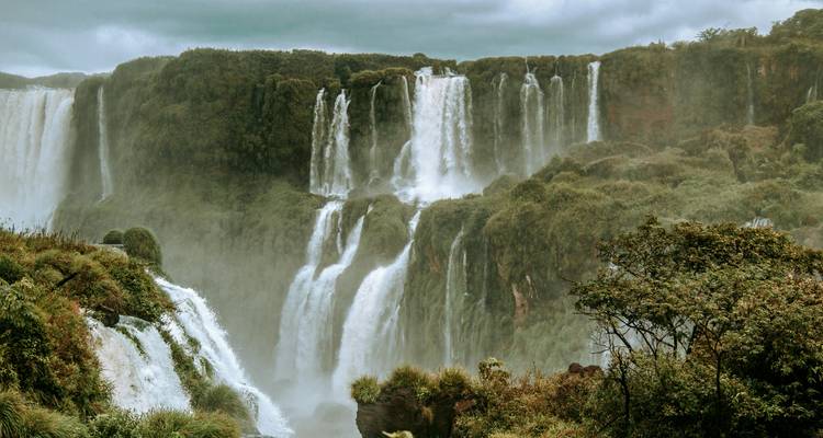 Vista majestuosa de cascadas rodeadas de exuberante vegetación.