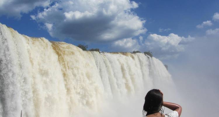 Primer plano de una persona cerca de las Cataratas del Iguazú.