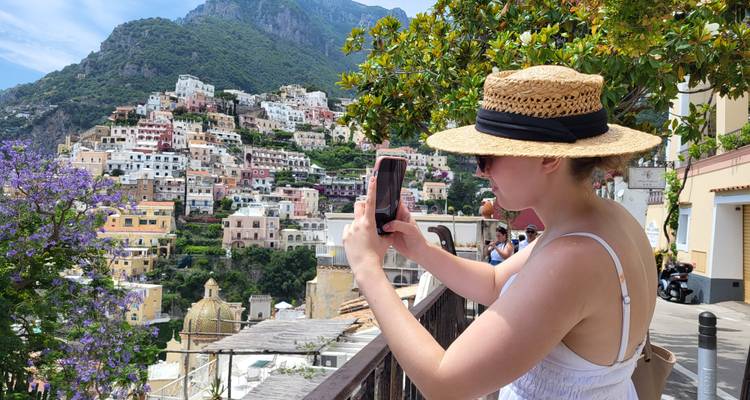 Turista tomando una foto de edificios coloridos en la ladera.