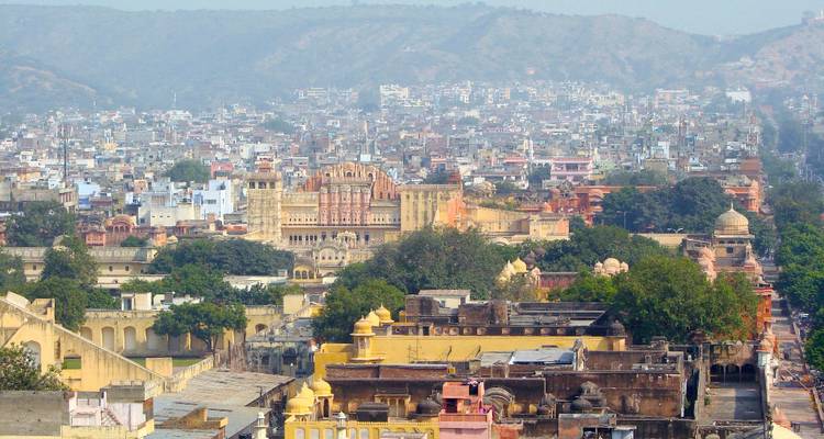 Panoramablick auf eine Stadt mit einer Mischung aus neuer und historischer Architektur.