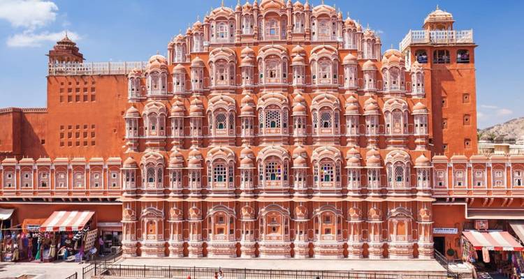 Hawa Mahal, der Palast mit seinen kunstvollen Fenstern und der Fassade aus rotem Sandstein.
