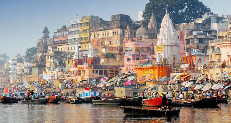 Varanasi-Ghats mit Booten und farbenfrohen Gebäuden.