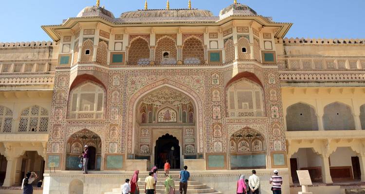 Amber Fort mit verziertem Eingang und Besuchern.