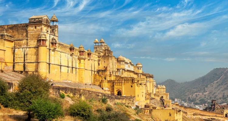 Das Amber Fort mit seiner imposanten gelben Steinfassade.