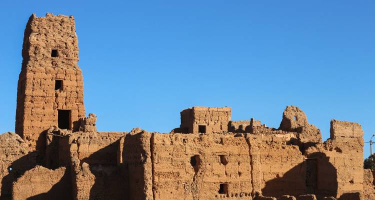 Viejos muros desmoronados de un fuerte abandonado bajo un cielo despejado.