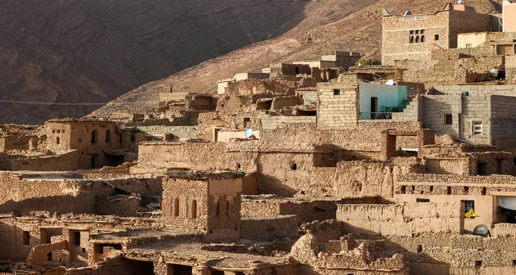 Un pueblo marroquí tradicional en las montañas, con edificios de piedra.
