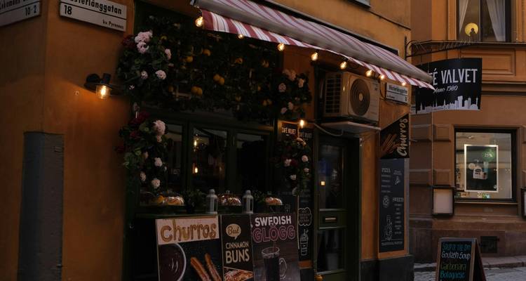 Extérieur de café charmant avec mur décoré.