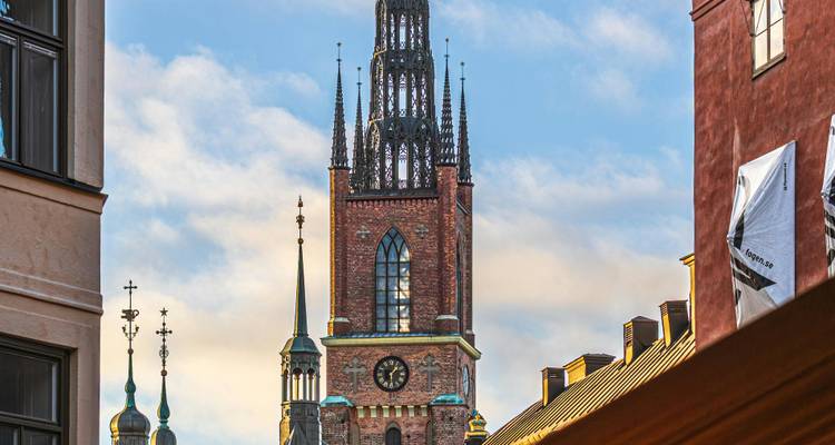 Tour d'église avec un arrière-plan architectural.