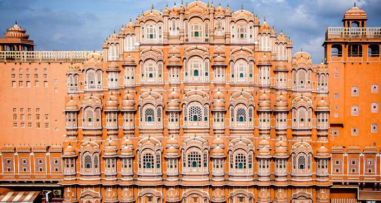 Hawa Mahal Fassade mit aufwendigen Gitterfenstern und dekorativen Mustern.