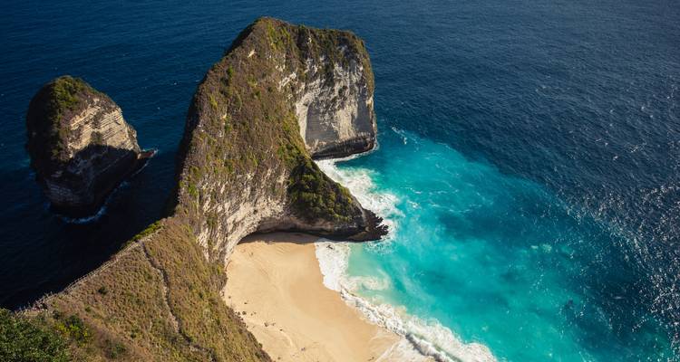 Vista aérea de la espectacular playa de Kelingking con sus olas turquesas y el imponente acantilado de piedra caliza, Nusa Penida.