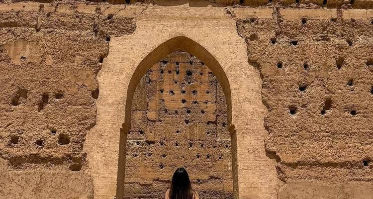 Femme debout devant un vieux grand mur de briques