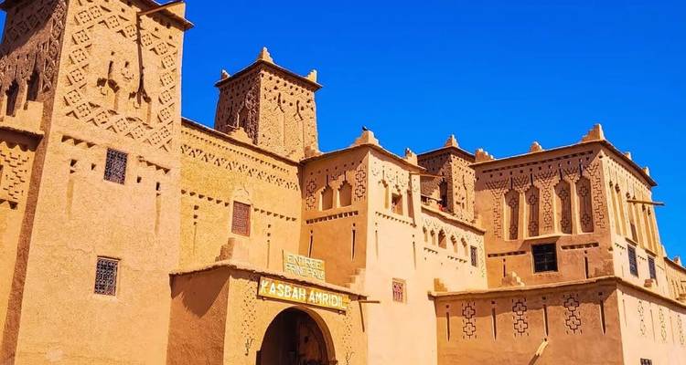 Kasbah Ait Benhaddou contre un ciel bleu