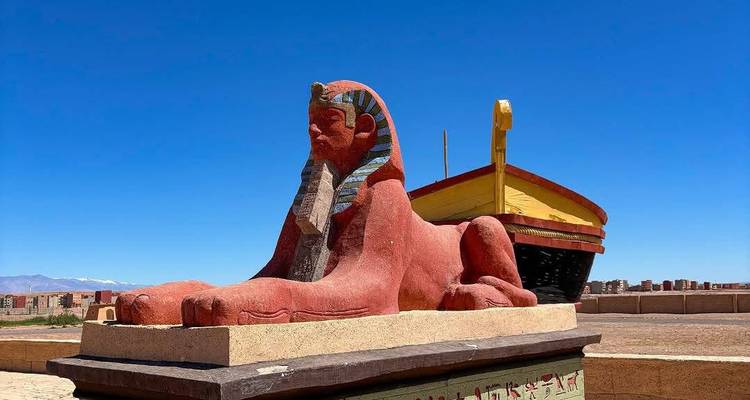 Statue d'un Sphinx avec un ciel bleu éclatant