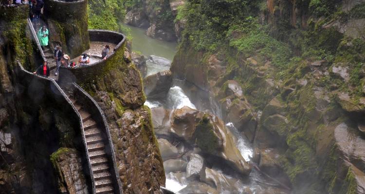 Personas explorando un sendero rocoso y pintoresco de un cañón cerca de un río