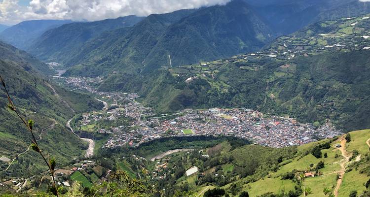 Vista aérea de un pueblo montañoso extenso