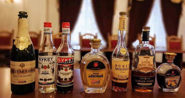 Arrangement de diverses bouteilles de liqueur moldave.