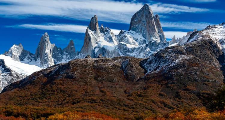 Majestueuses montagnes aux sommets escarpés et aux pentes inférieures couvertes de neige.