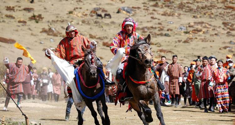 Reiter, die an einer traditionellen Veranstaltung in einer ländlichen Gegend teilnehmen