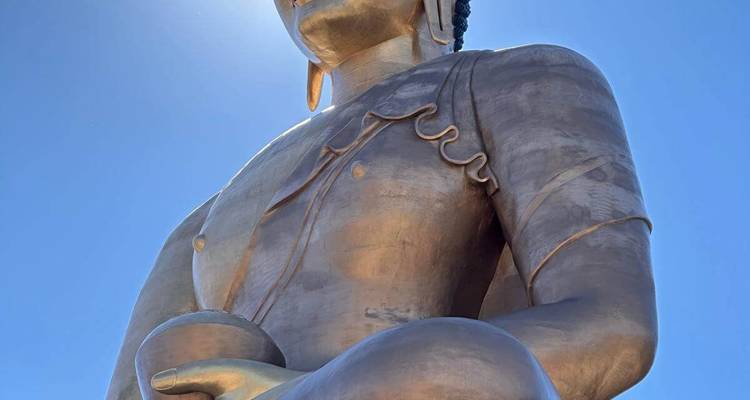 Riesige Buddha-Statue vor einem klaren blauen Himmel