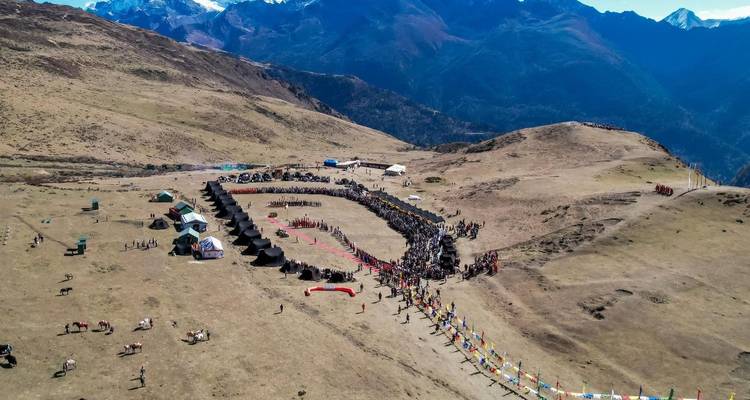 Luftaufnahme eines Festivals oder einer Versammlung in einer bergigen Region