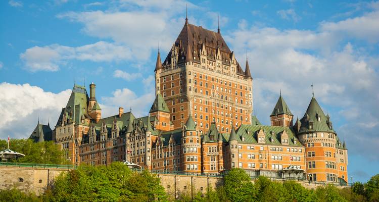 Château Frontenac in Quebec City, ein ikonisches Wahrzeichen mit einem klaren blauen Himmel.