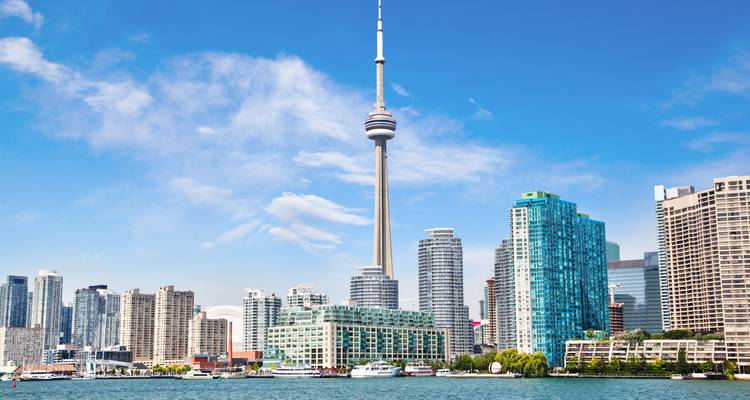 Skyline von Toronto mit dem CN Tower und der Uferpromenade.